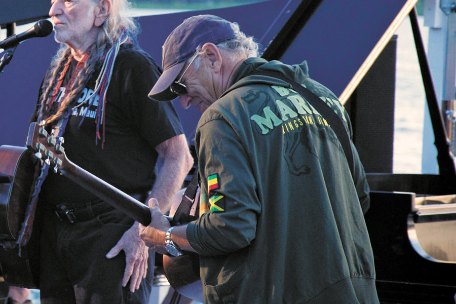 Jimmy Buffett and Willie Nelson rock onstage