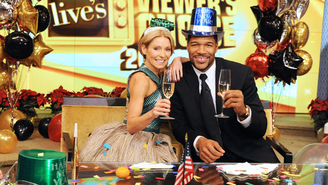 Kelly Ripa and Michael Strahan celebrate on "Live! with Kelly and Michael," photo, Disney-ABC/ David Steele