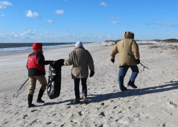 Riverhead Foundation volunteers Pick It Up!