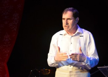 Richard Kind.
