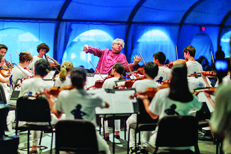 Itzahk Perlman conducting, Photo: Annie Watts