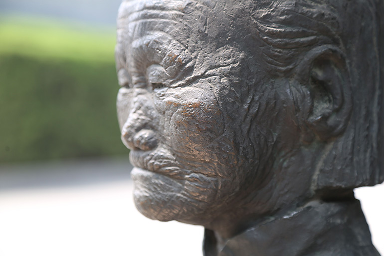 Statue honoring Xia Shuqin