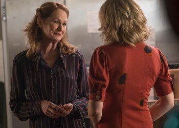 Melissa Leo as Goldie talking to Cassie in I'm Dying Up Here Season 2