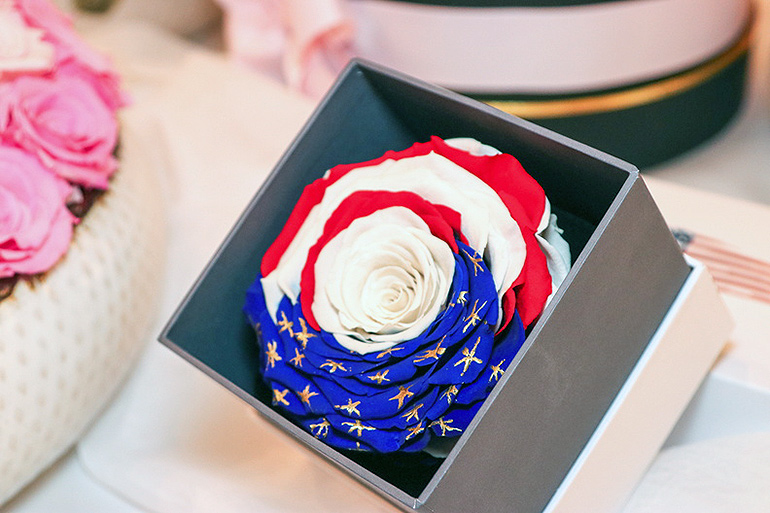 Prêt-à-Fleur American flag rose