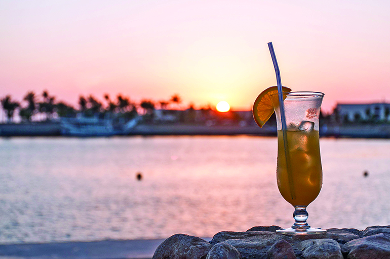 What's better than watching the sun set while sipping a cocktail, Photo: Christoph Lischetzki/123RF