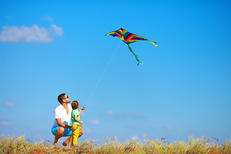 Flying a kite with the kiddo, Photo: iStock.com