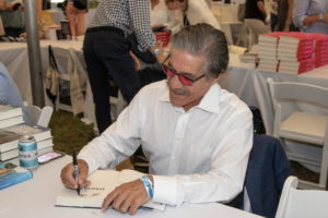 Geraldo Rivera signs books