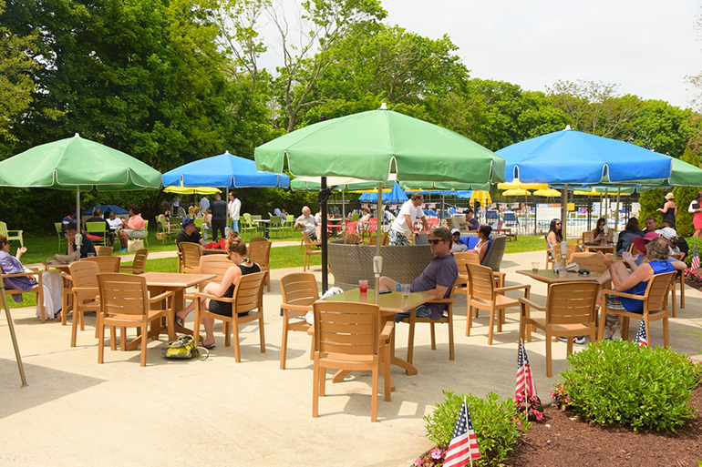 Claude's outdoor dining at Southampton Inn