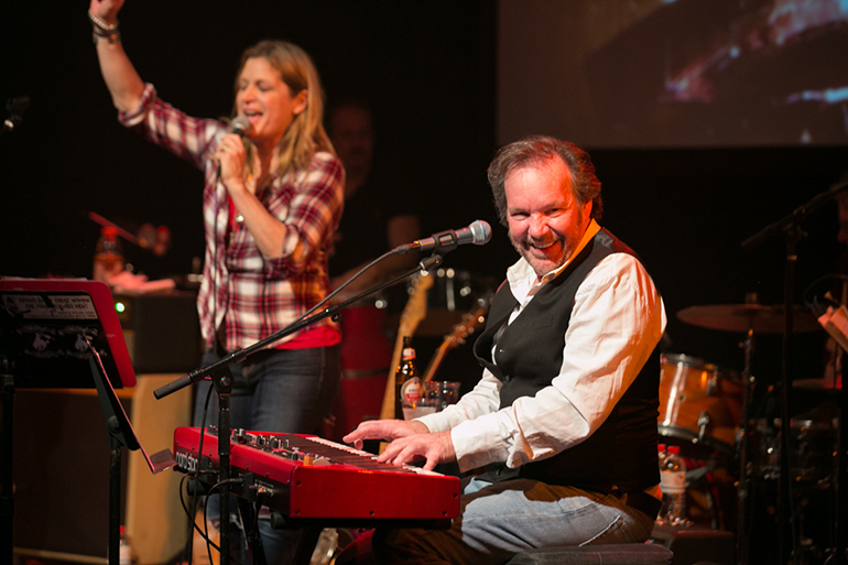 Nancy Atlas and Jonny Rosch performing Fireside Sessions, Photo: Jennifer Meihofer