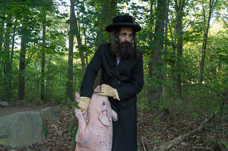 Géza Röhrig as Shmuel with pig in "To Dust"