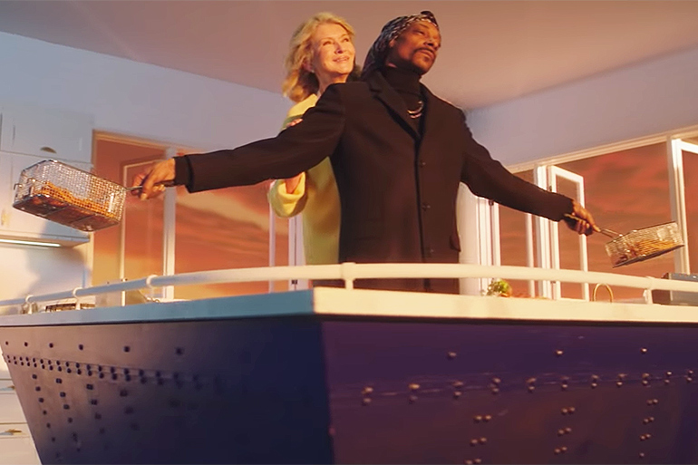Martha Stewart and Snoop Dogg recreate "Titanic"