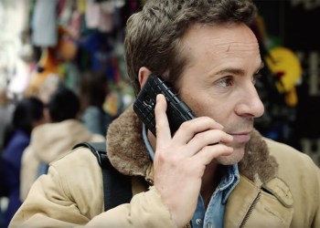 Alessandro Nivola as Lee Berger on cellphone in 