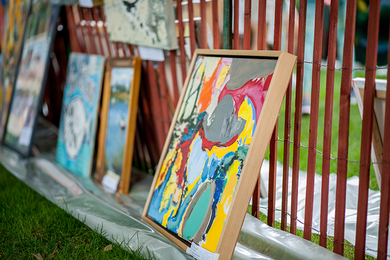 Guild Hall's Clothesline Art Sale, Photo: Dane DuPuis