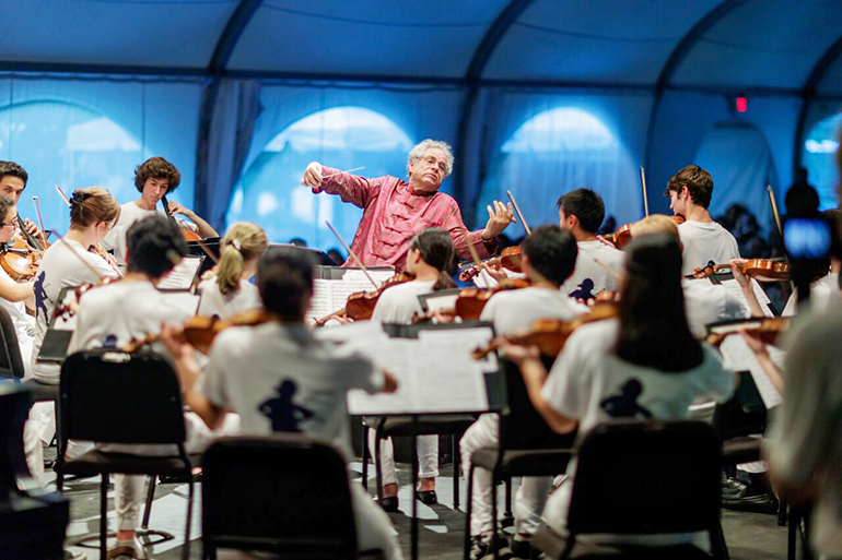Itzahk Perlman conducting, Photo: Annie Watts