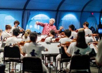 Itzahk Perlman conducting, Photo: Annie Watts