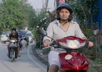 Pomm (Chutimon Sonsirichai) on motorbike in 'Mother'