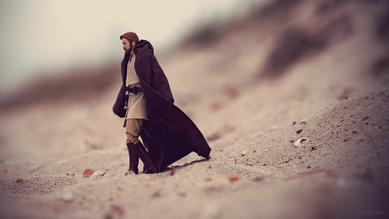 Star Wars the Black Series Obi Wan Kenobi action figure walks the sands of Tatooine