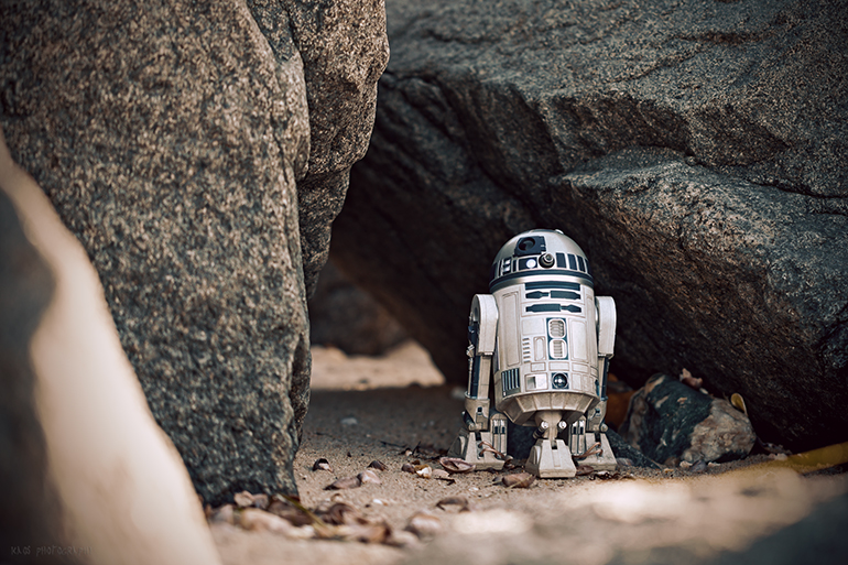 R2-D2 action figure hiding from Jawas