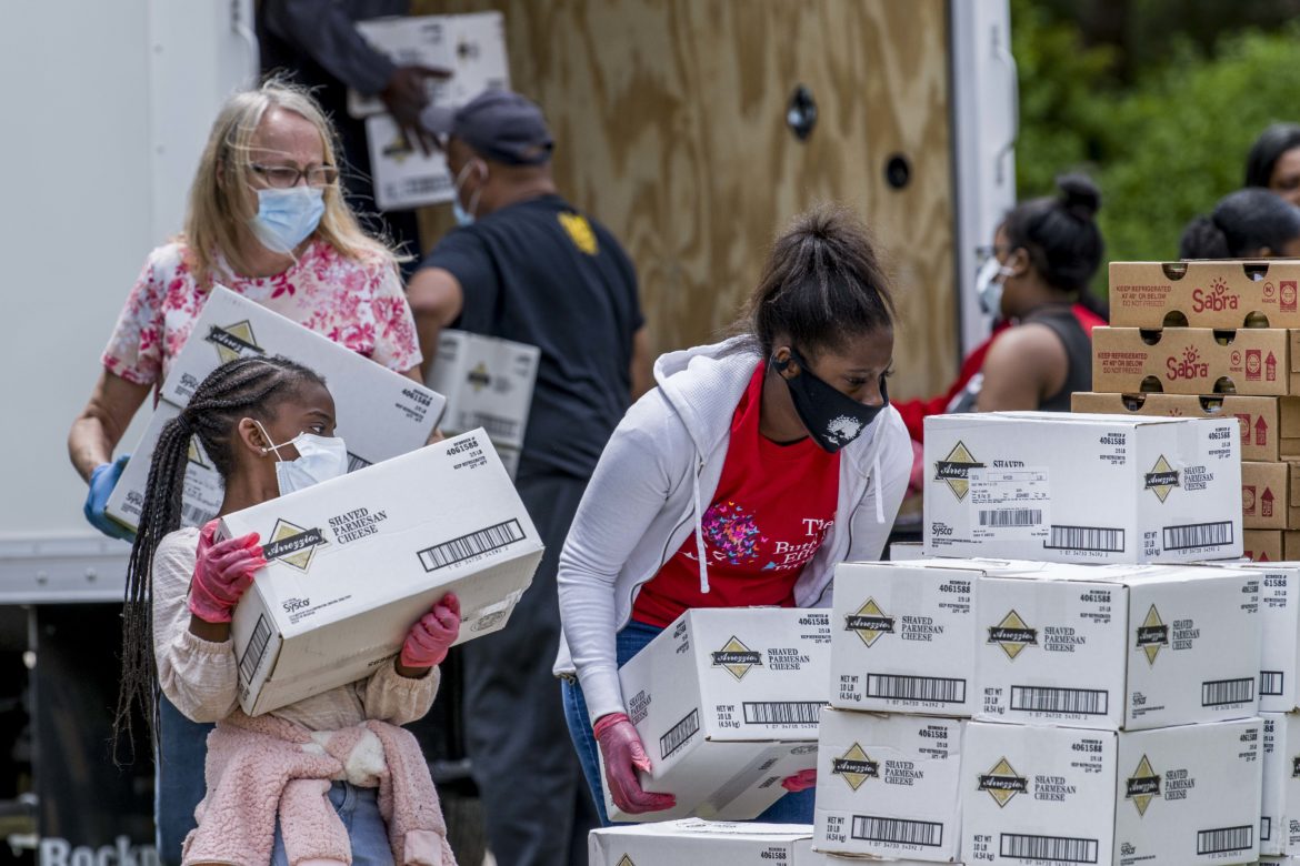 AFTEE volunteers prep food