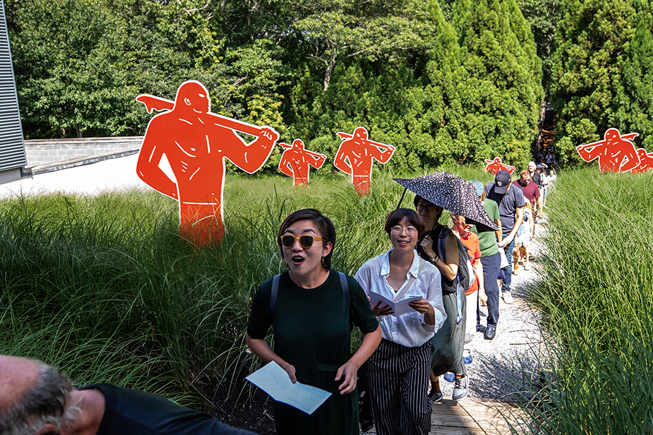 Guests exploring The Watermill Center's stunning grounds pre-COVID, Photo: ©Maria Baranova, Courtesy The Watermill Center