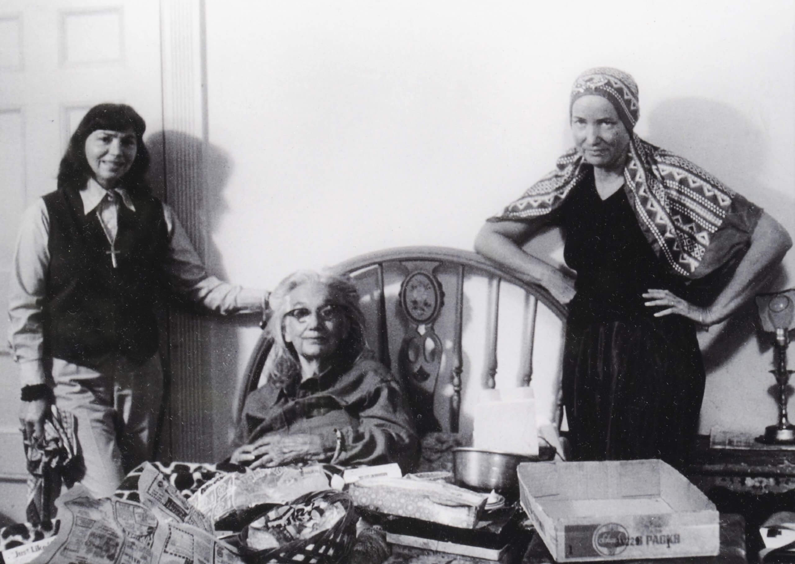 Lois Erdmann Wright with the Beales of Grey Gardens