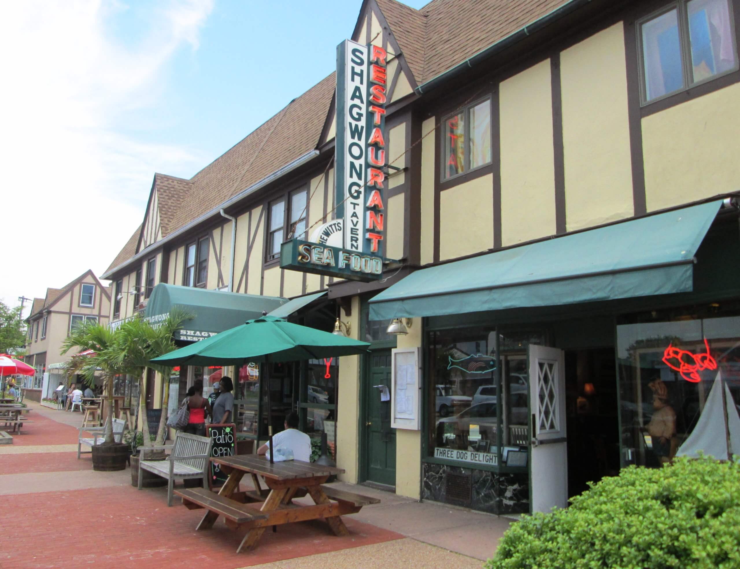 Shops_on_Main_Street_south_side_Montauk