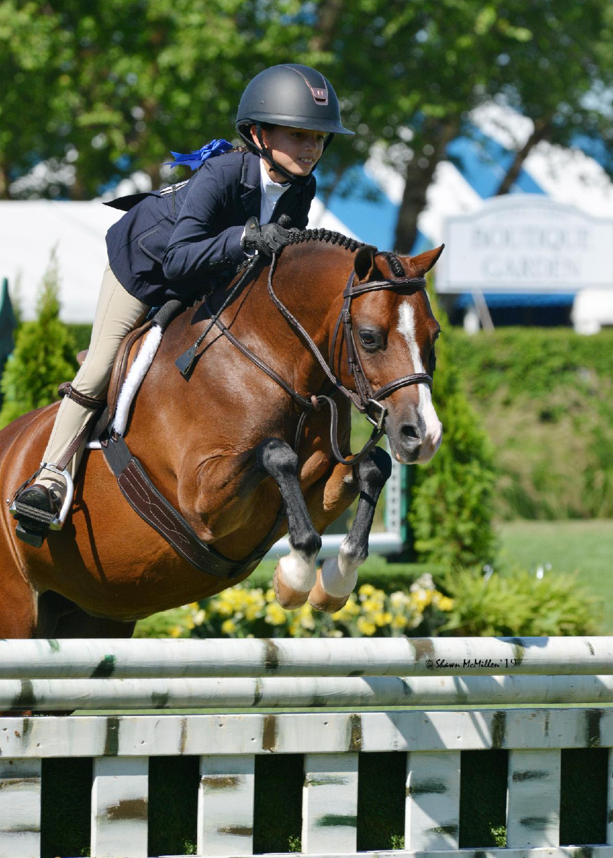 Scott Stewart and Everwonder were Grand Hunter Champions and Stewart was named Leading Hunter Rider, receiving the Charlie Weaver Memorial Trophy at the 2019 Hampton Classic Horse Show