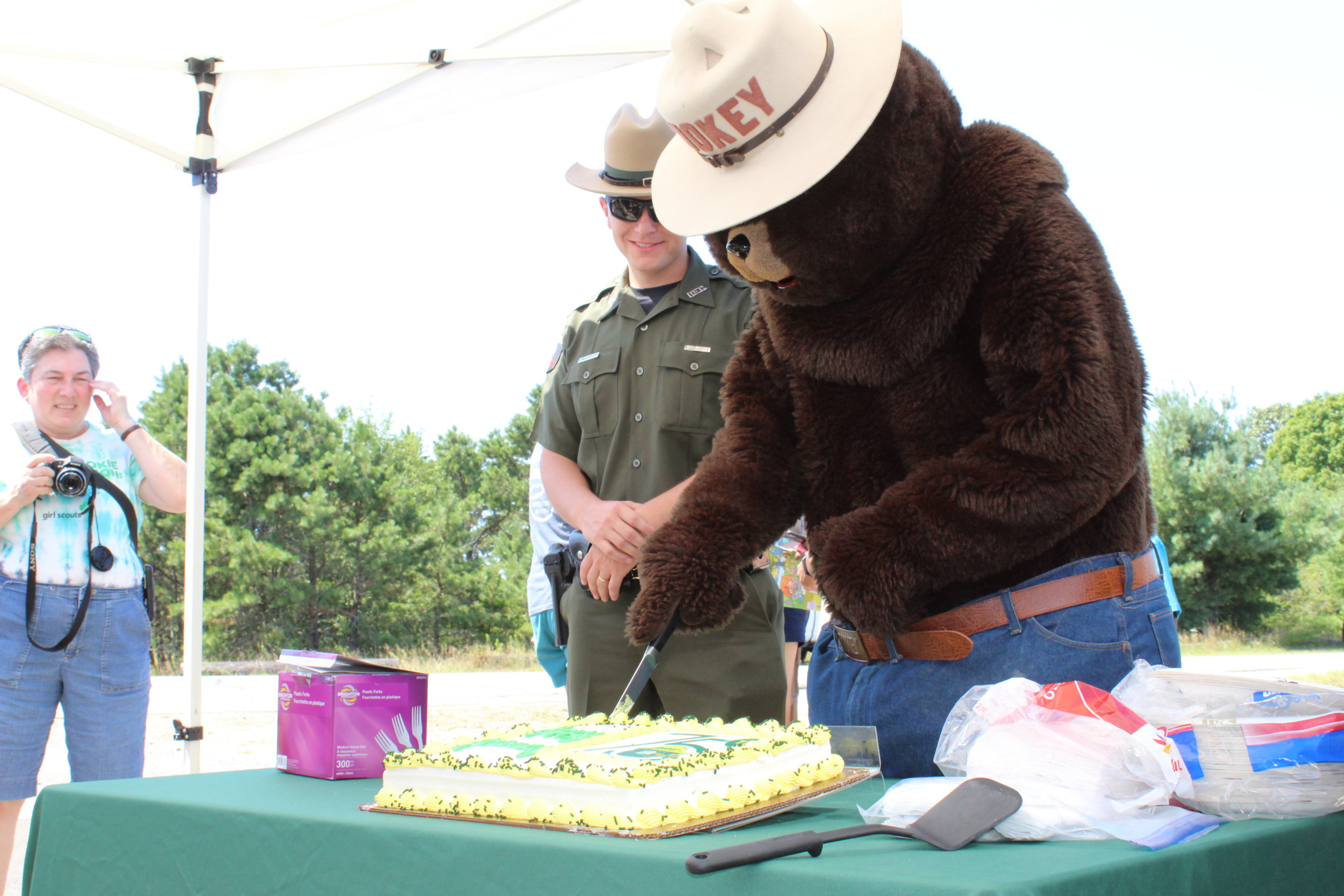 Smokey-cuts-his-cake