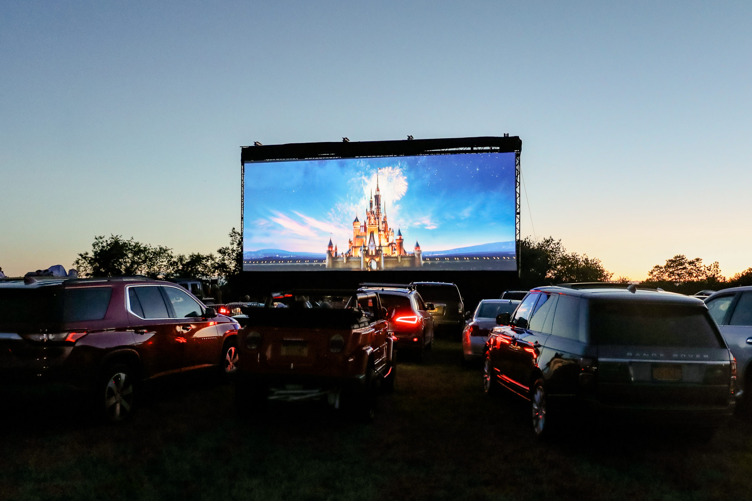 photo-Artemis-Fowl-drive-in-Disney-scaled