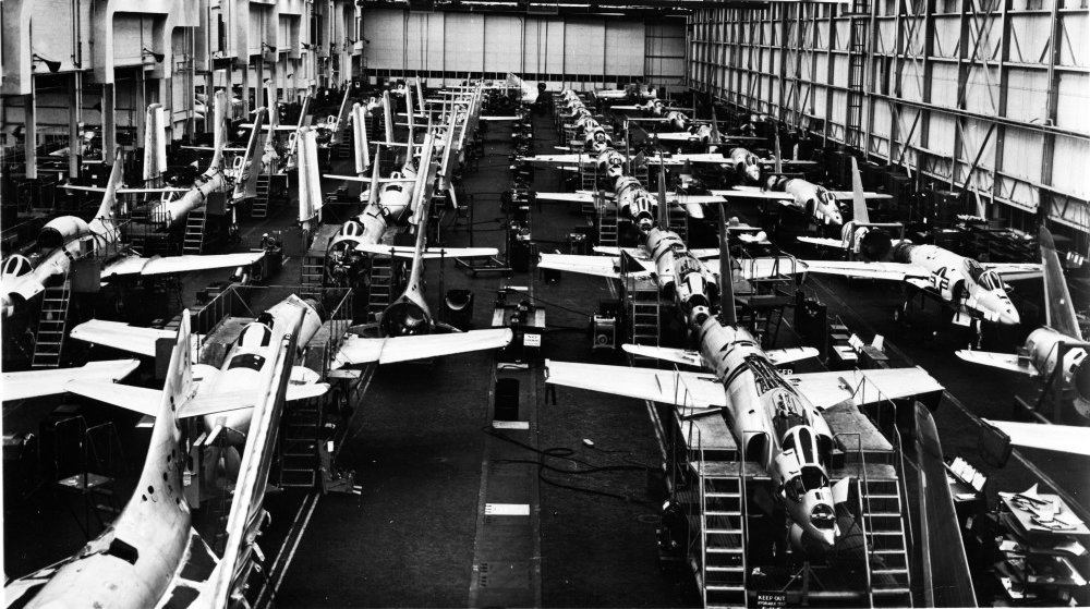 Grumman_F11F-1_F9F-8_and_F9F-8T_production_line_Calverton_plant_1956_mfr_561288_(GHC_via_RJF)_(17734498593)