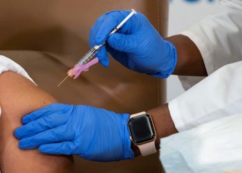 2020-12-21T223808Z_1267162390_RC2YRK9KGDCR_RTRMADP_3_HEALTH-CORONAVIRUS-VACCINES (1) (1)