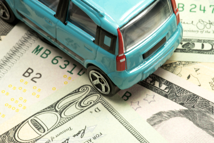 Ein Kleinwagen und Dollar Geldscheine