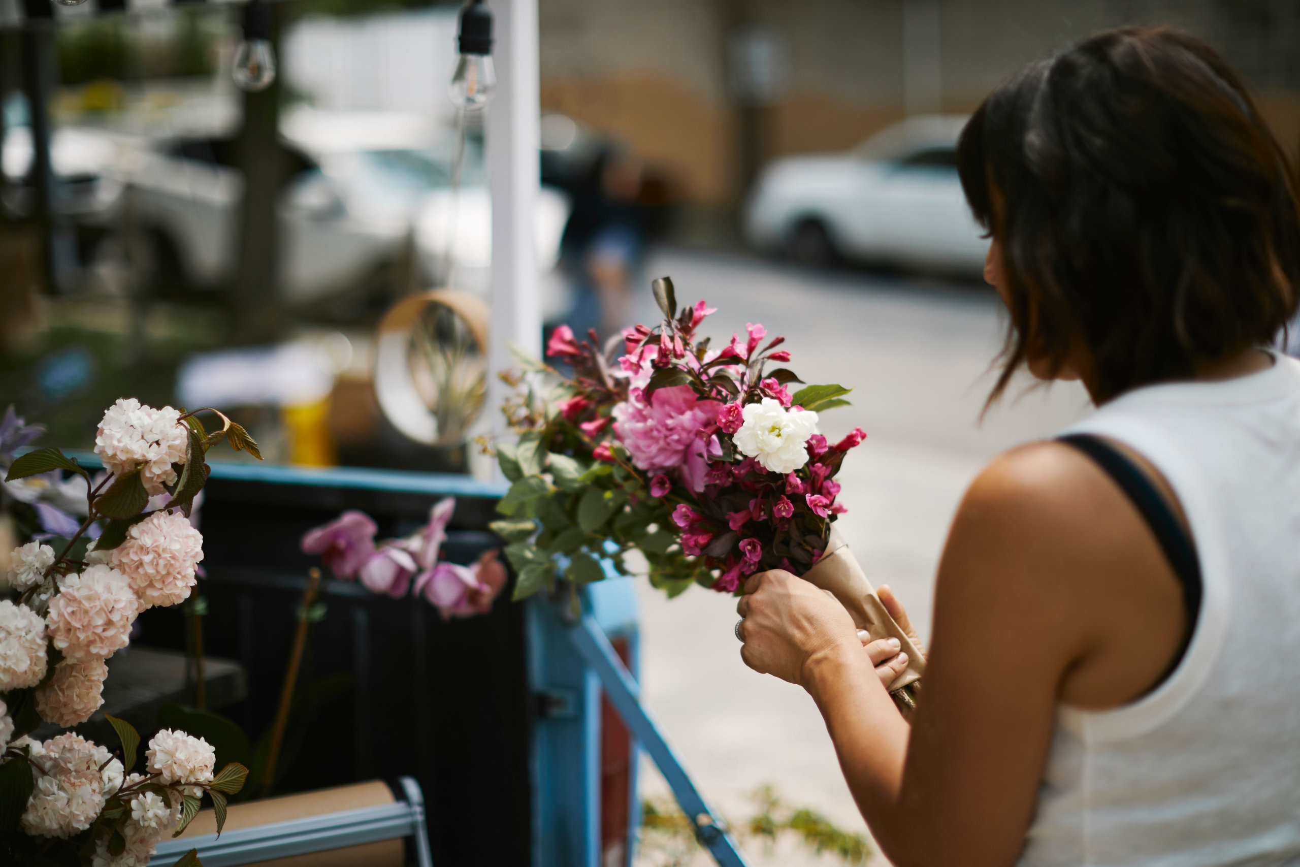 Jaclyn Rutigliano prepares flowers for Hometown Flower Co.