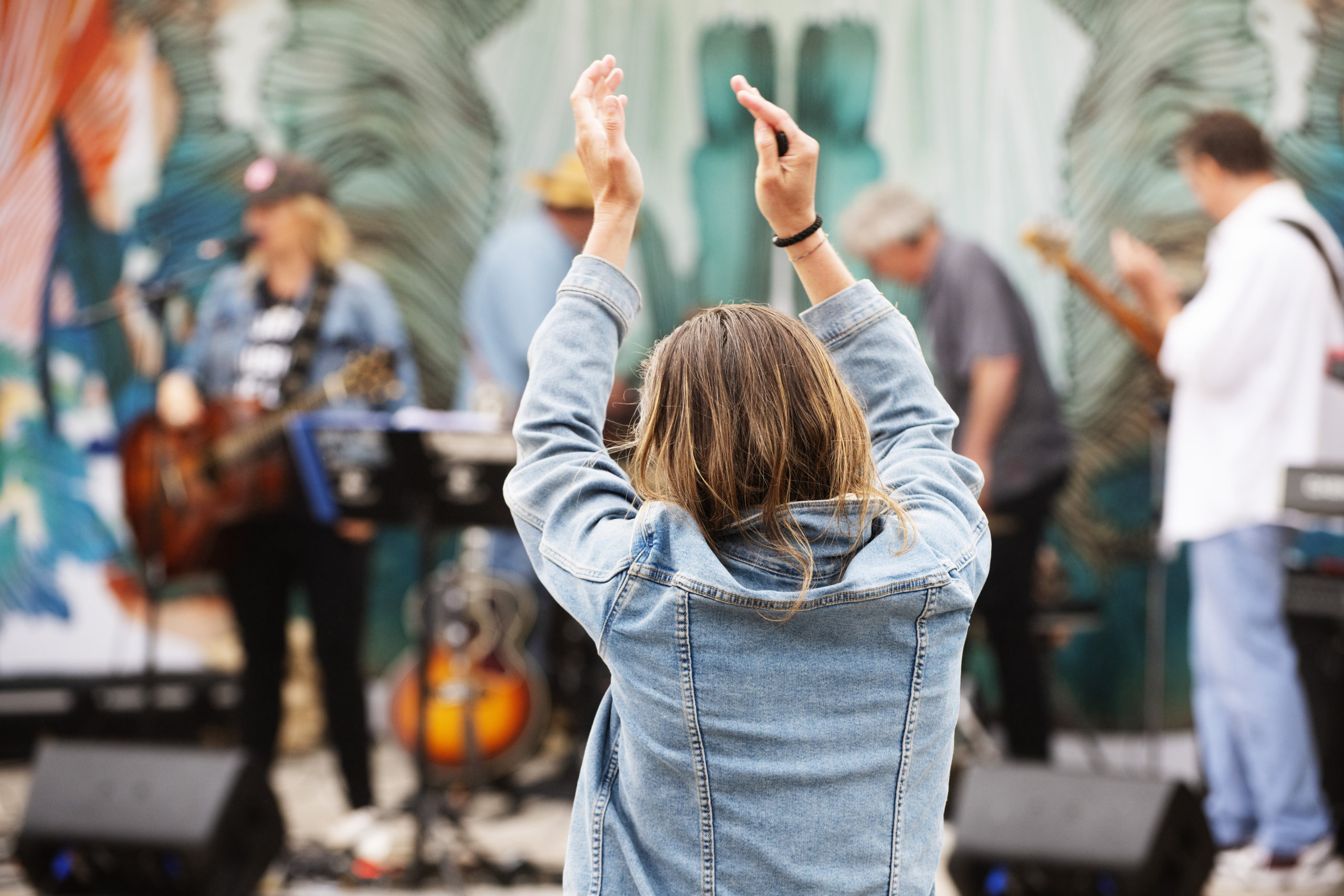 Fan claps along to Nancy Atlas at The Surf Lodge