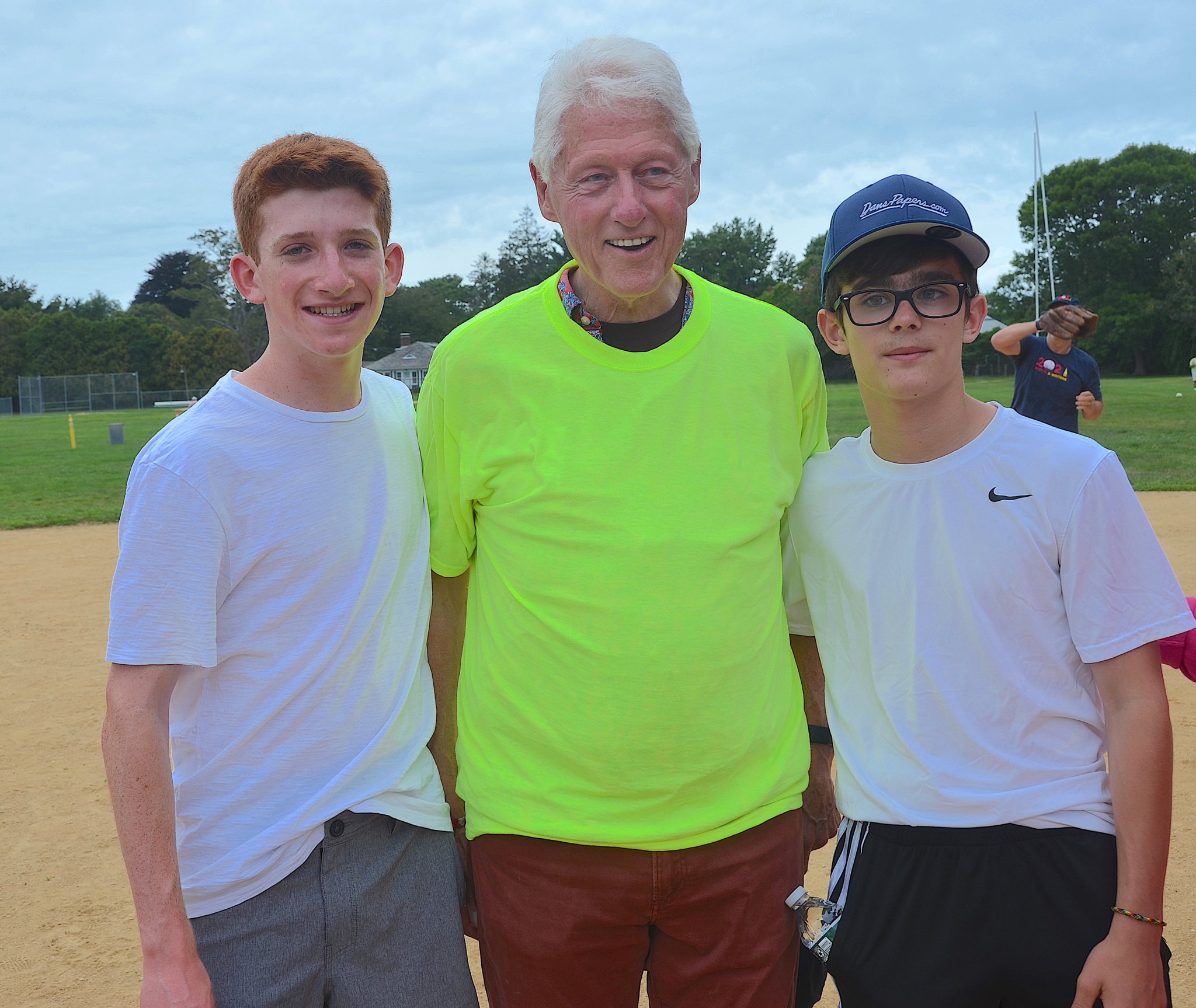 My grandkids Blake (l.) and Jonah (r.) met president Bill Clinton at the 2021 Artists & Writers Game