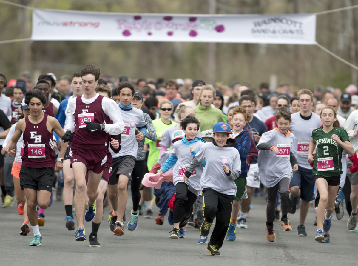 Runners set off on the Katy's Courage 5K route in Sag Harbor