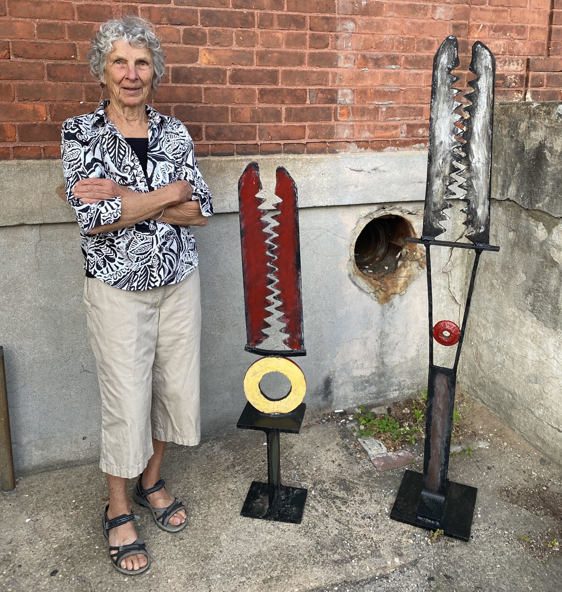 Arden Scott with her sculpture "Kokomino Kiss"