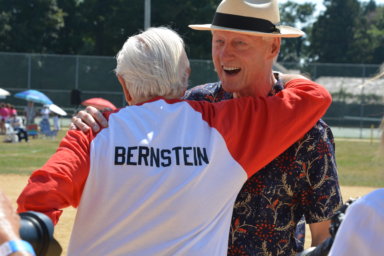 Carl Bernstein and President Bill Clinton at the 2002 Artists & Writers Game