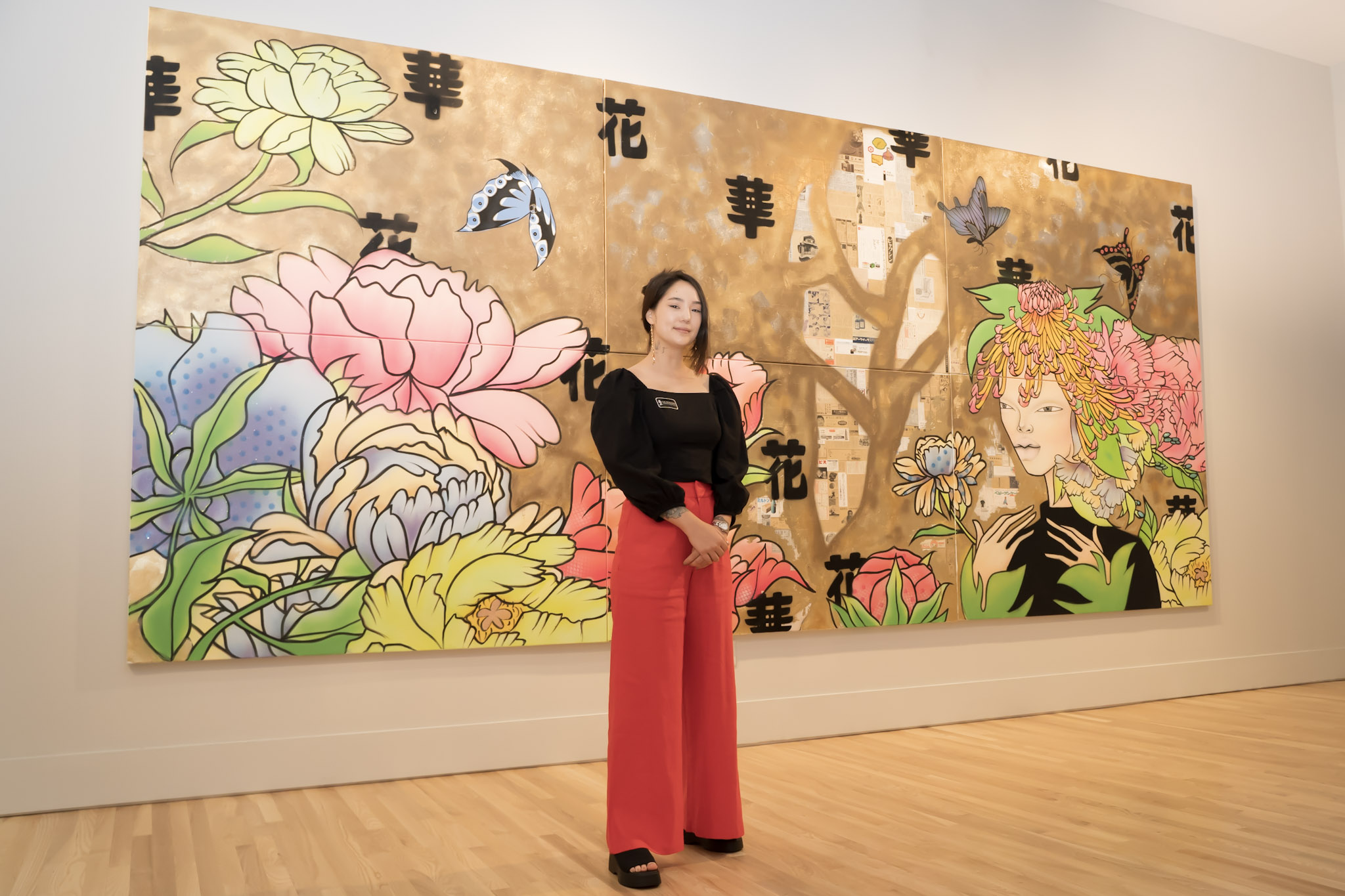 Elena Øhlander with her mural at Morikami Museum and Japanese Gardens