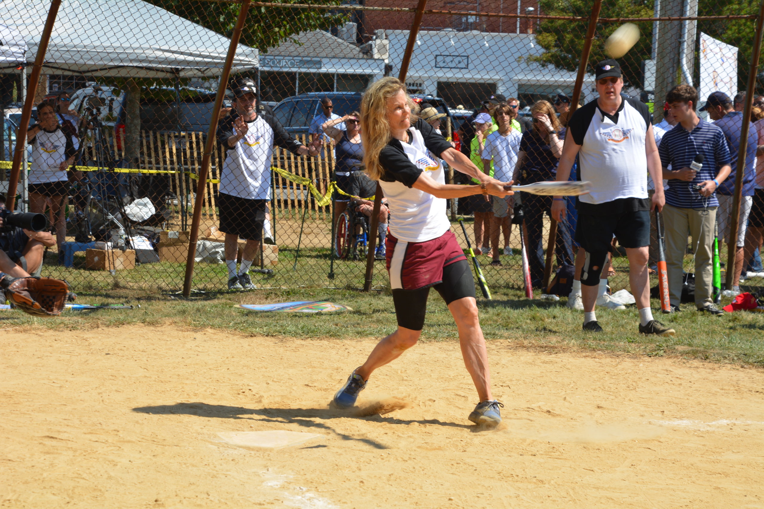 Lori Singer makes contact for the Artists at the 2002 Artists & Writers Game