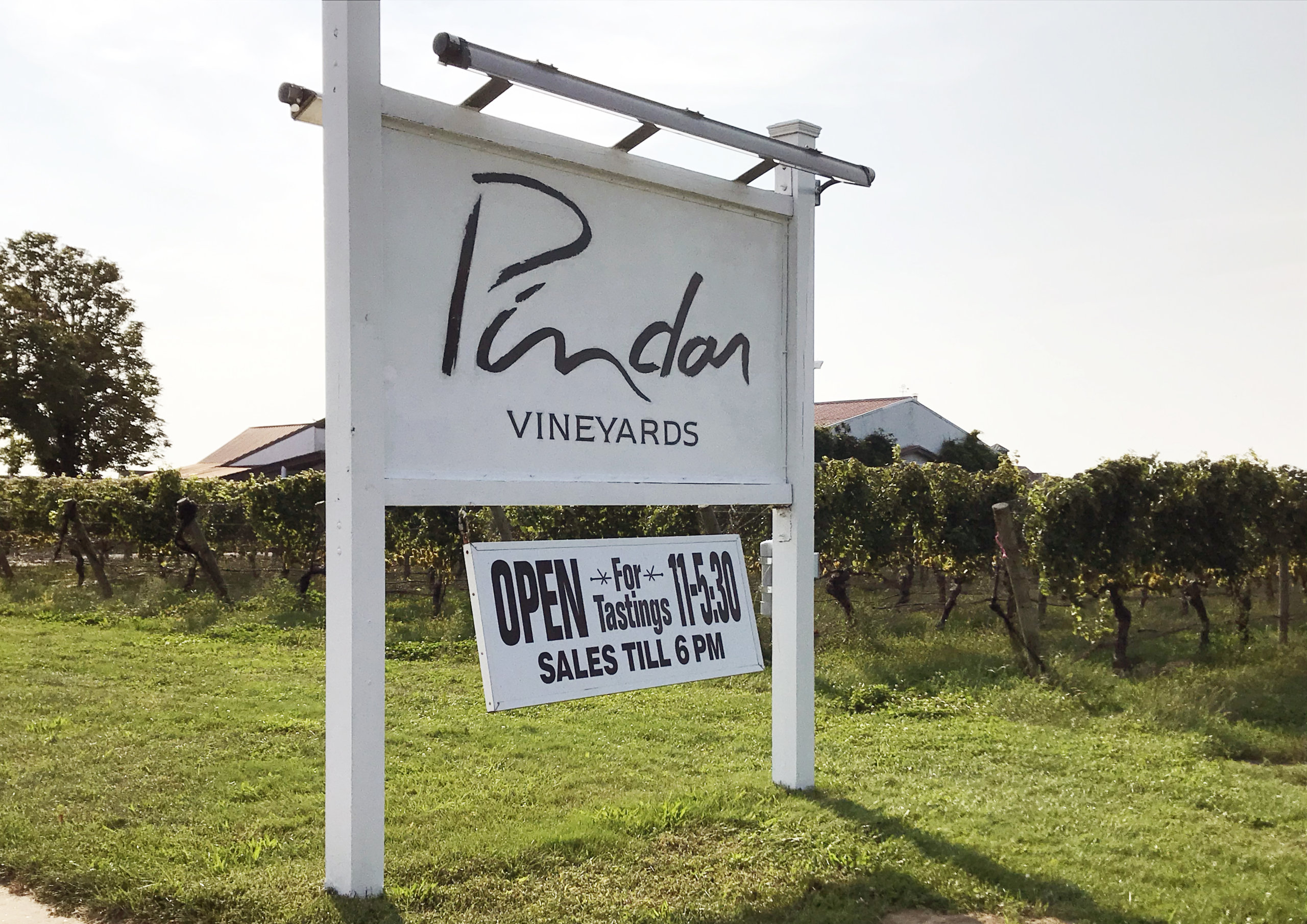 Pindar Vineyards sign