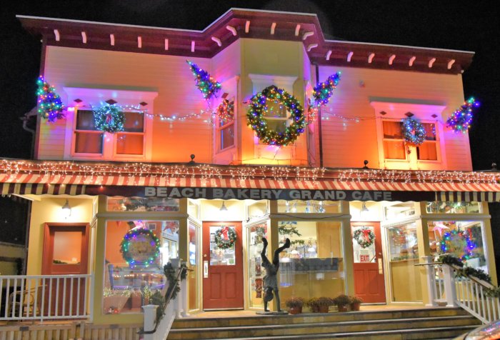 Beach Bakery Grand Cafe lit up for the holidays in Westhampton Beach WHBPAC Holiday Stroll 2021