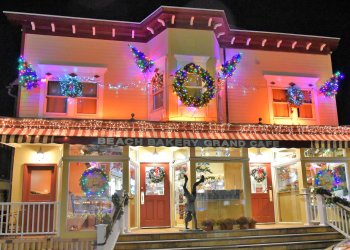 Beach Bakery Grand Cafe lit up for the holidays in Westhampton Beach WHBPAC Holiday Stroll 2021