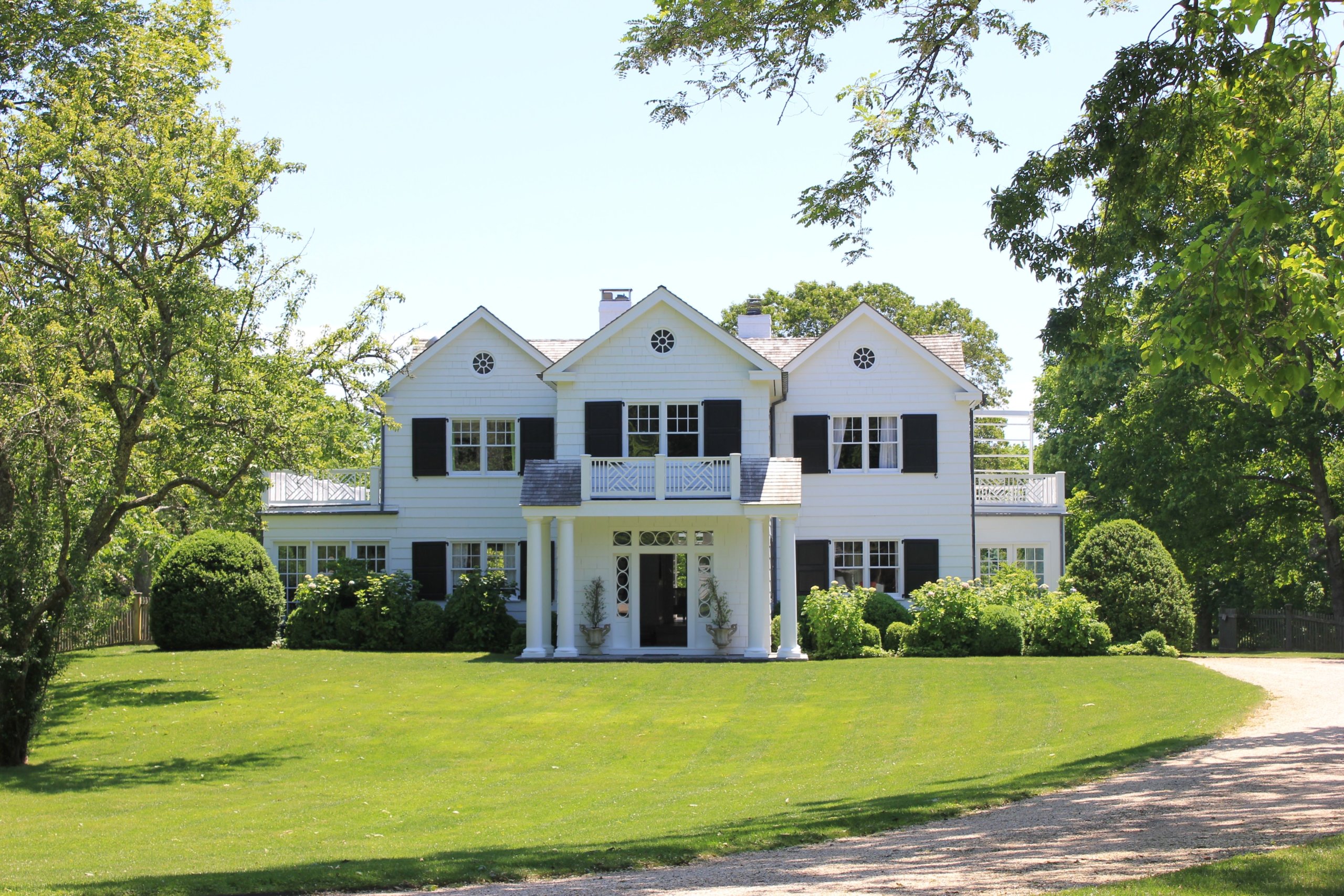 Oren Aviv's Southampton mansion before the blaze.