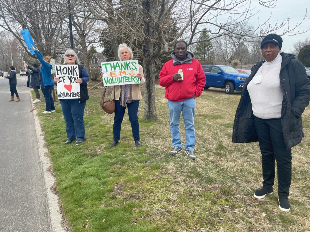 Protesters oppose the East Hampton village ambulance plan (Taylor K. Vecsey)