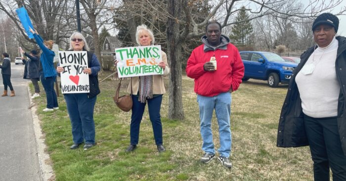 Protesters oppose the East Hampton village ambulance plan (Taylor K. Vecsey)