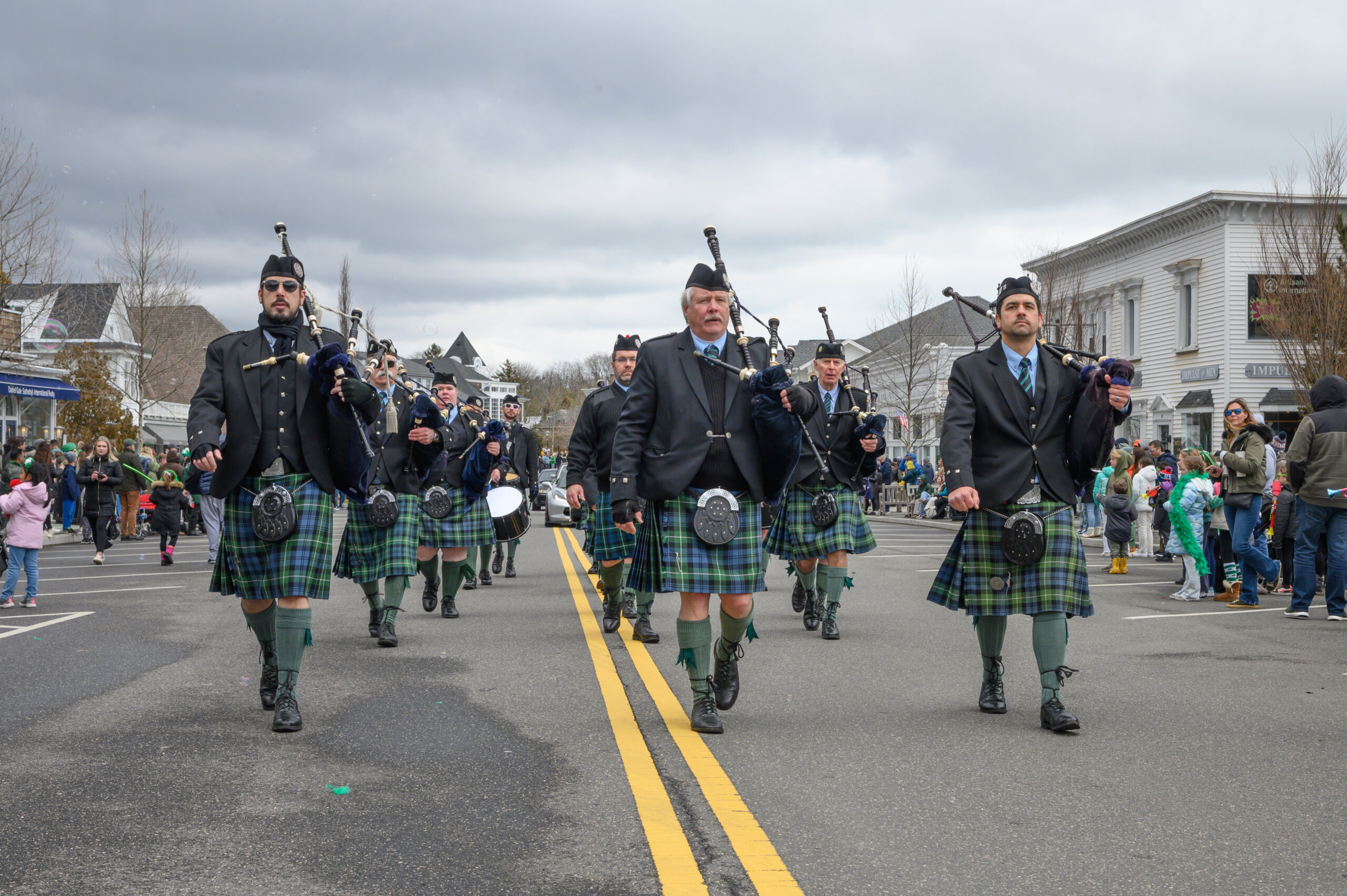 Siol Na h’Eireann Pipes Drums March