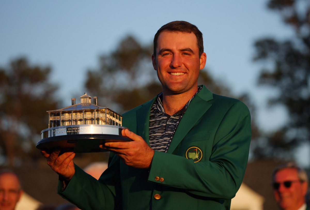 Golf - The Masters - Augusta National Golf Club - Augusta, Georgia, U.S. - April 10, 2022 Scottie Scheffler of the U.S. poses in his green jacket with the trophy after winning The Masters REUTERS/Brian Snyder