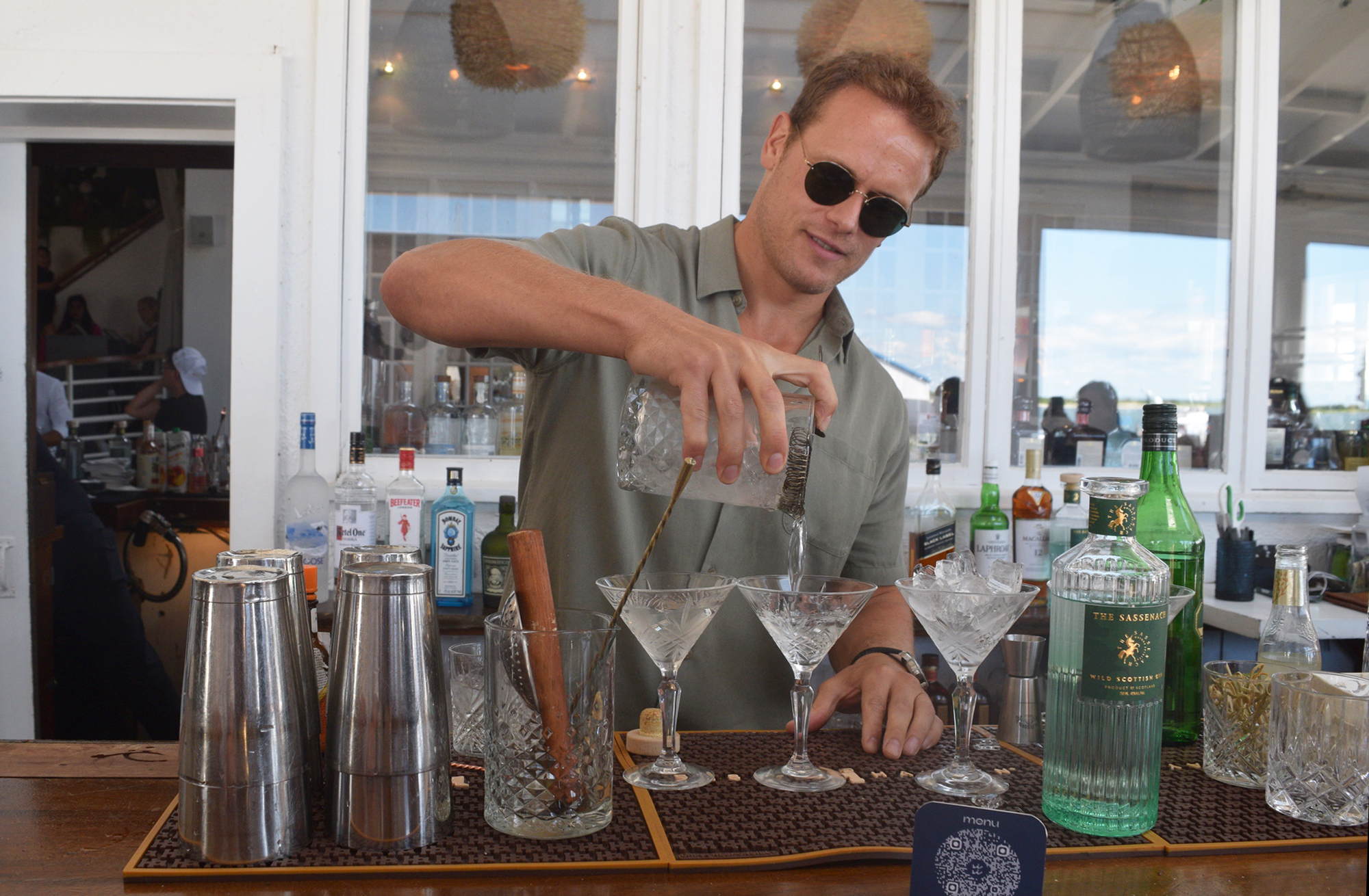 "Outlander" star Sam Heughan bartending at Si Si