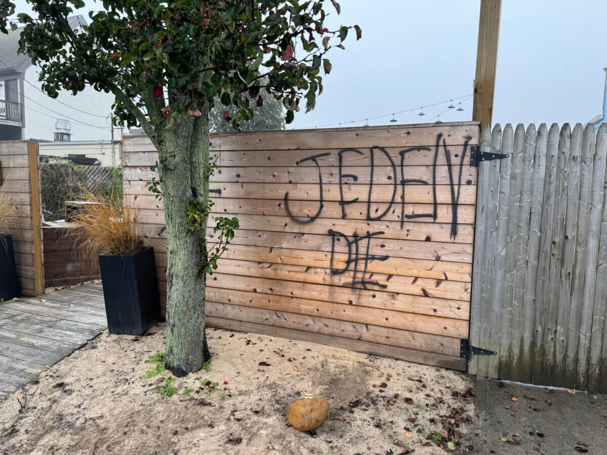 Hateful anti-Semitic graffiti in Montauk Jeden Die